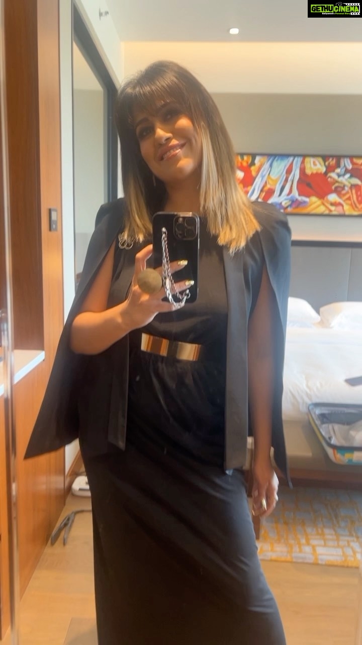 Ranjini Haridas Instagram - And just like that ..Boom!!!😬 Hari and makeup @jaanmonidasofficial #reelsinstagram #makeover #mirrormirror #quickchange #hairandmakeup #gettingready #workmode #lovemyjob #paidtotalk #eventtime #emceeforlife #ranjiniharidas