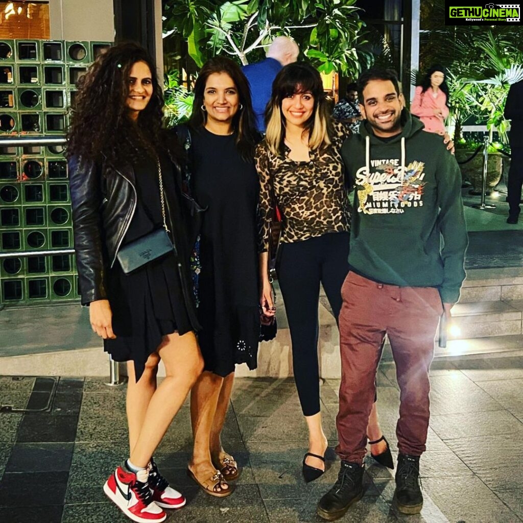 Ranjini Haridas Instagram - Unexpected catch-ups in Dubai !!! @tijomaliakal @menisinkaai @ms_rmartini #dubaidiaries #newfriends #oldfriends #foreverfriends #growinguptogether #dinnerandrinks #freeflowingconversations #happiehippie #ranjiniharidas #amazonico #surprisecatchups