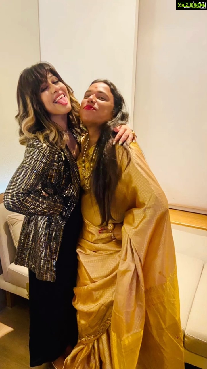 Ranjini Haridas Instagram - #posersforlife @jaanmonidasofficial #reels #indian #western #postwork #posers #delhi #emceelife #paidtotalk #showtime #friends #hanginout #reelitfeelit #happiehippie #ranjiniharidas #smile #laugh #live #sareevsgown