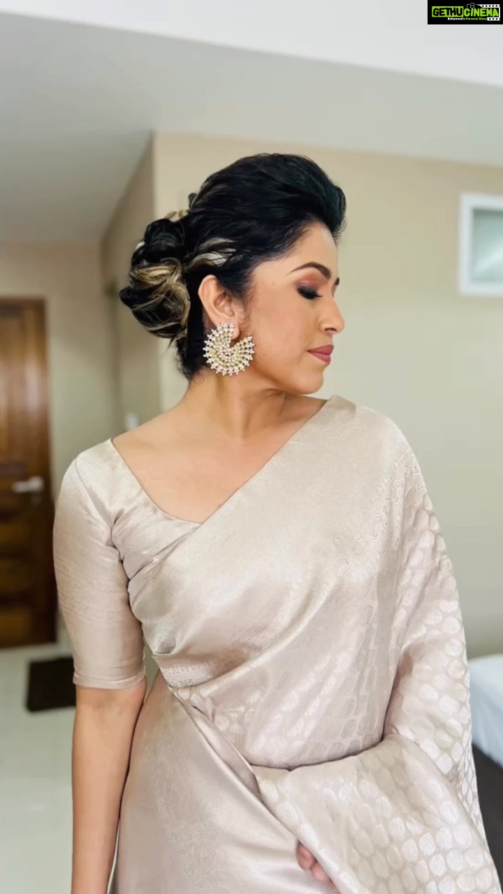 Ranjini Haridas Instagram - Clickity clickity click !!!๐ธ๐ธ๐ธ Hair and make up @jaanmonidasofficial Saree @haridassujatha #indian #desigirl #reels #reelitfeelit #kancheepuram #southindian #paidtotalk #gettingready #hairandmakeup #styling #sareedraping #sareelove #poser #emceelife #gigtime #kerala #chalakudi