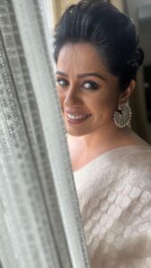 Ranjini Haridas Instagram - From plain Jane to Desi Kudi!!!😂 Hair and makeup @jaanmonidasofficial Saree @haridassujatha ..thanks Amma❤️ #makeover #eventtime #emceelife #paidtotalk #lovemyjob #chalakudi #storeinauguration #boutique #momssaree #happiehippie #ranjiniharidas #hair #makeup #styling #lotd #ootd #saree #indian #desigirl #kancheepuram #silksaree #reels #reelsinstagram #reelitfeelit