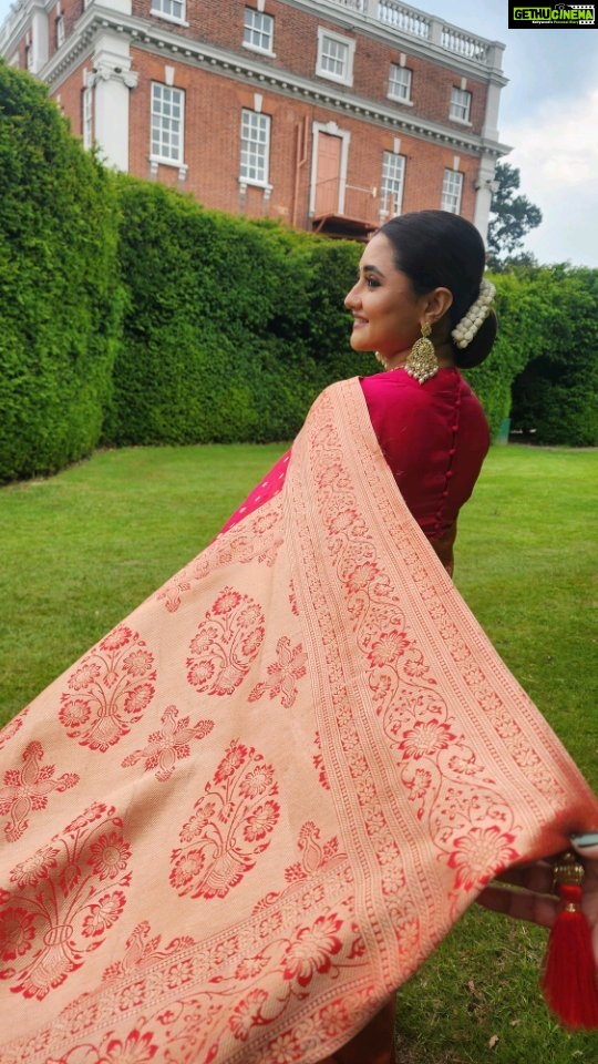 Rashami Desai Instagram - Love ♥️ . . #rashamidesai #rashamians #Diva #love #indian #saree ##indianstyle #london #memories #fashion #whatelseispossiblenow #immagical✨🧞‍♀️🦄 Birmingham, United Kingdom