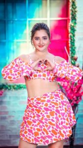 Rashami Desai Instagram - Rhythmic Rashami 🥰
.
.
Managed by @tdfbysnehachuri @sneha.churi
Video by @sk_.click
Styled by @rimadidthat
Outfit @liyokki
Earrings @goldenbyree
Jew PR agency @mediatribein
Makeup @makeupbynainaa
Hair @riddhi_beautycare14 
.
.
#rashamidesai #rashamians #diva #love #reel #trendingreels #instagood #whatelseispossible #rythmicrashami💃 #immagical✨🧞‍♀️🦄