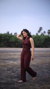Rashami Desai Instagram - Feeling hot 🥵 
.
.
#rashamidesai #radhamians #Diva #love #♥️ #whatelseispossiblenow #immagical✨🧞‍♀️🦄
