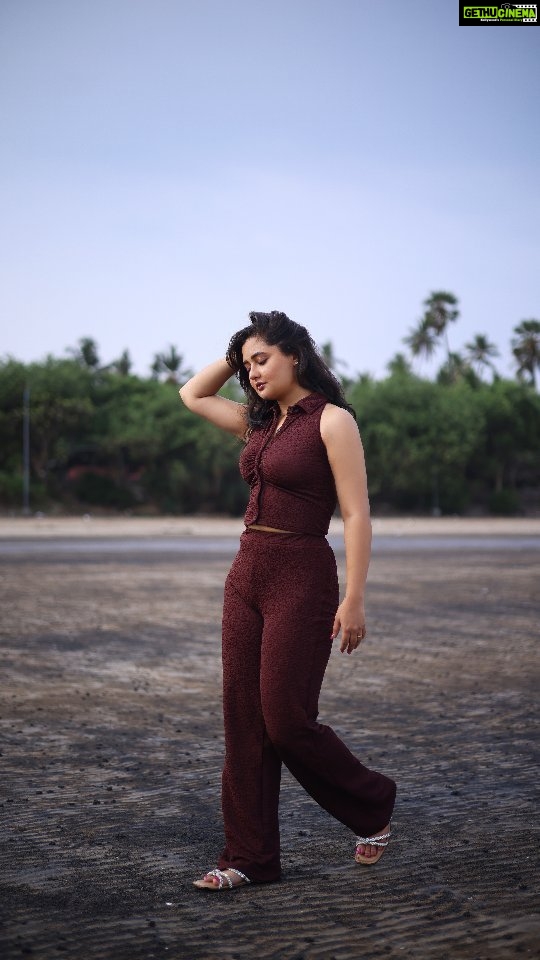 Rashami Desai - 332.7K Likes - Feeling hot 🥵
.
.
#rashamidesai #radhamians #Diva #love #♥️ #whatelseispossiblenow #immagical✨🧞♀️🦄
