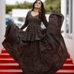 Rashmi Gautam Instagram – This is my #happyblack 
Outfit by @varahi_couture comfortable fashion 
P.c @saikiran_kore 
#rashmigautam #balck #coordset #cotton #summervibes☀️