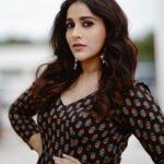Rashmi Gautam Instagram – This is my #happyblack 
Outfit by @varahi_couture comfortable fashion 
P.c @saikiran_kore 
#rashmigautam #balck #coordset #cotton #summervibes☀️