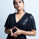 Rashmi Gautam Instagram – 📸 P.C @lalithaputra_ 
#rashmigautam #RashmiGautam #photoshoot #balck #sequindress