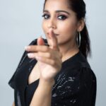 Rashmi Gautam Instagram – 📸 P.C @lalithaputra_ 
#rashmigautam #RashmiGautam #photoshoot #balck #sequindress