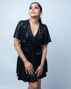 Rashmi Gautam Instagram - 📸 P.C @lalithaputra_ #rashmigautam #RashmiGautam #photoshoot #balck #sequindress