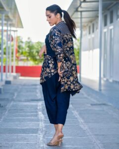Rashmi Gautam Instagram - #rashmigautam #blue #fridaynight #extrajabardasth 
📸 @ravi_cross_clickx