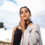 Rashmi Gautam Instagram – SHOW MUST GO ON 

📸 @v_capturesphotography 

#rashmigautam #fusionwear #balckandwhite #braids #instapost #2023 #january