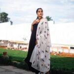 Rashmi Gautam Instagram – SHOW MUST GO ON 

📸 @v_capturesphotography 

#rashmigautam #fusionwear #balckandwhite #braids #instapost #2023 #january