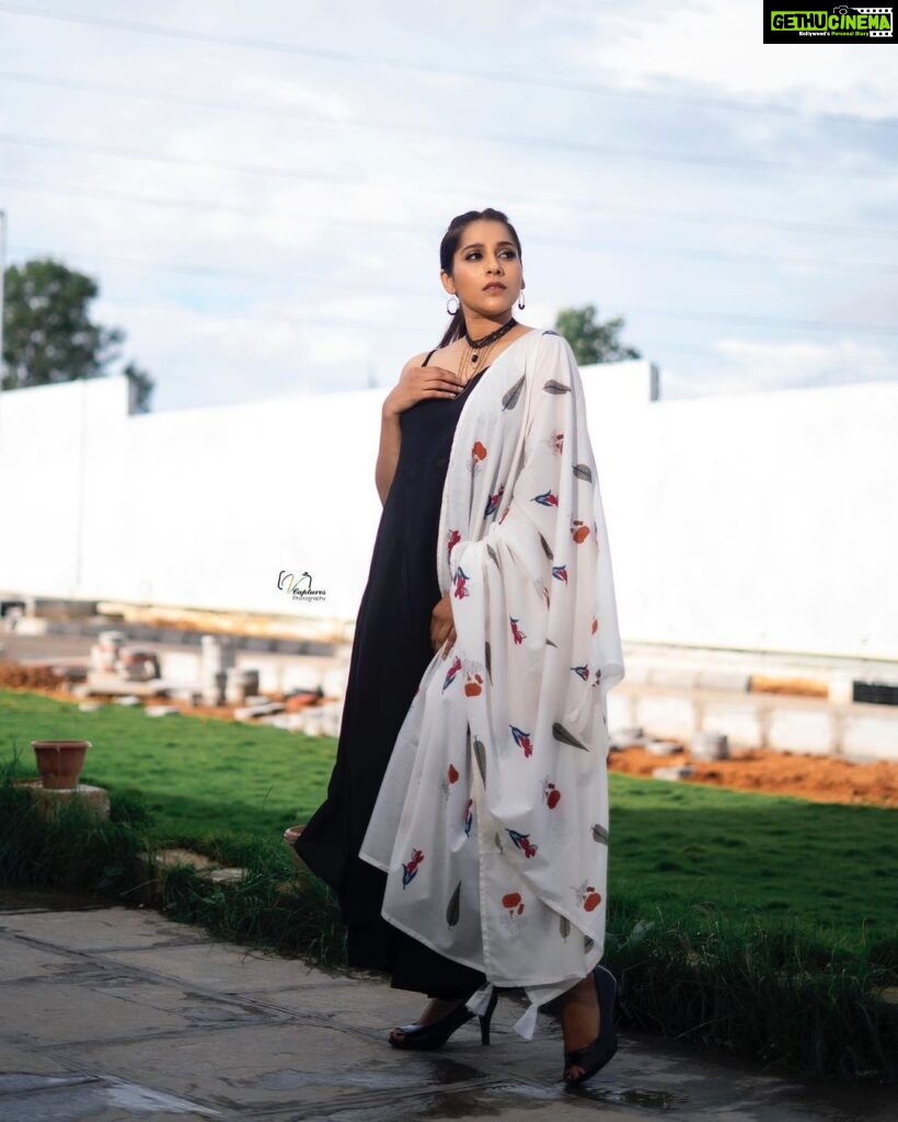 Rashmi Gautam Instagram - SHOW MUST GO ON 📸 @v_capturesphotography #rashmigautam #fusionwear #balckandwhite #braids #instapost #2023 #january