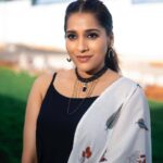 Rashmi Gautam Instagram – SHOW MUST GO ON 

📸 @v_capturesphotography 

#rashmigautam #fusionwear #balckandwhite #braids #instapost #2023 #january