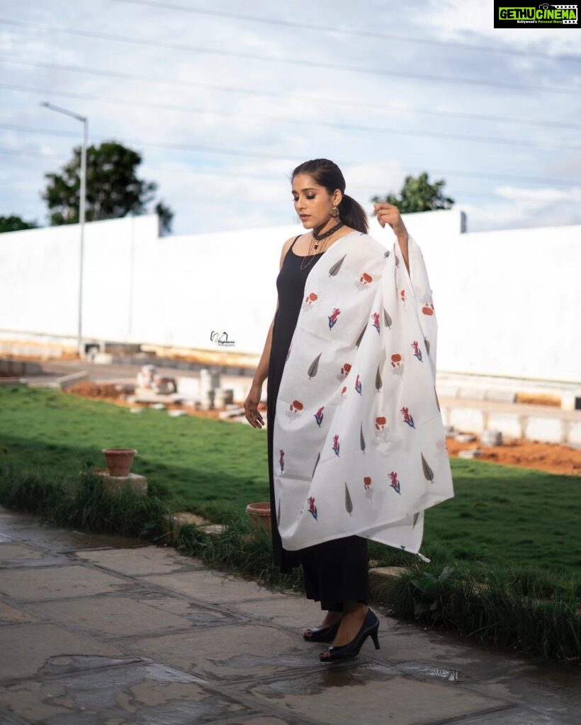 Rashmi Gautam Instagram - SHOW MUST GO ON 📸 @v_capturesphotography #rashmigautam #fusionwear #balckandwhite #braids #instapost #2023 #january