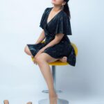 Rashmi Gautam Instagram - 📸 P.C @lalithaputra_ #rashmigautam #RashmiGautam #photoshoot #balck #sequindress