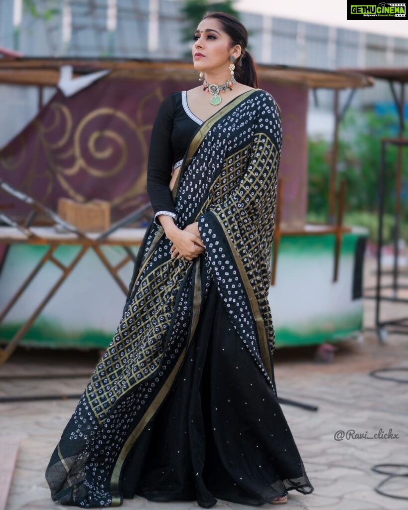Rashmi Gautam Instagram - Outfit by @varahi_couture Jewellery @aditi_collection P.c @ravi_cross_clickx #rashmigautam #indianwear #summerstyles #easybreezy #black #mirrorworkblouse #custommade