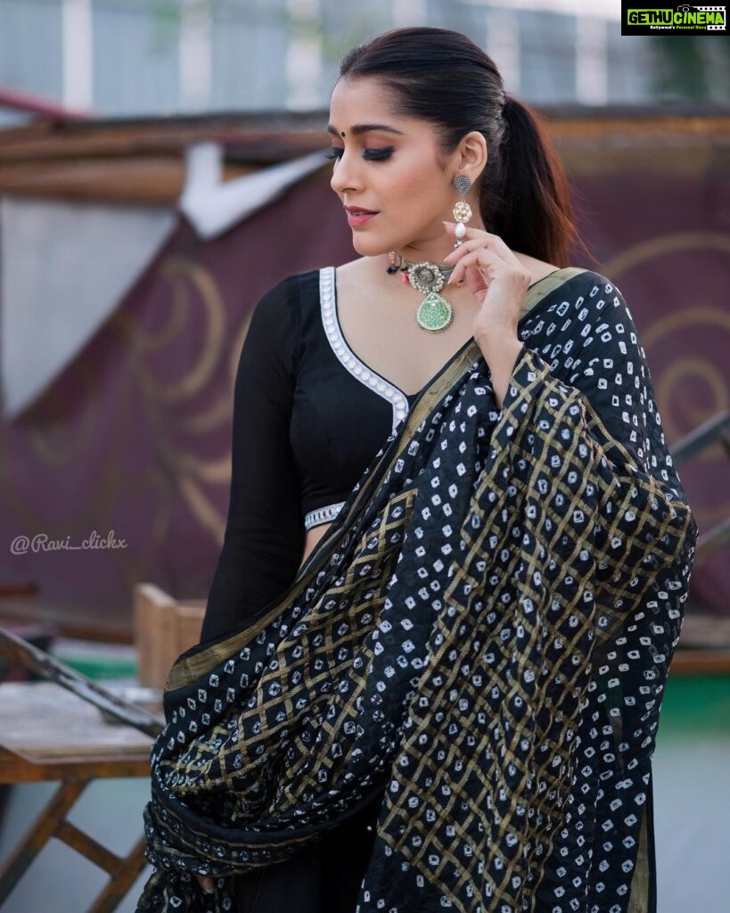 Rashmi Gautam Instagram - Outfit by @varahi_couture Jewellery @aditi_collection P.c @ravi_cross_clickx #rashmigautam #indianwear #summerstyles #easybreezy #black #mirrorworkblouse #custommade