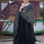 Rashmi Gautam Instagram – Outfit by @varahi_couture 
Jewellery @aditi_collection 
P.c @ravi_cross_clickx 

#rashmigautam #indianwear #summerstyles #easybreezy #black #mirrorworkblouse #custommade
