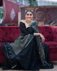 Rashmi Gautam Instagram - Outfit by @varahi_couture Jewellery @aditi_collection P.c @ravi_cross_clickx #rashmigautam #indianwear #summerstyles #easybreezy #black #mirrorworkblouse #custommade