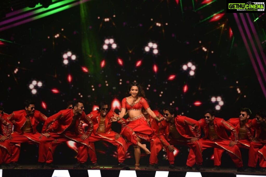 Rashmika Mandanna Instagram - Grown up performing on stage for school cultural events and am still living that life.. love it! Love the feel of performing on stage.. the lil girl in me is the happiest….❤️❤️ Watch me perform tonight on Zee! 🥰 @zeecinema @zeetv #ZCA2023 #FirstOnTv #MarutiSuzukiArenaZCA #AlagLevel