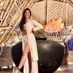 Rashmika Mandanna Instagram - Be happy peeps.. keep hope.. your happiness and peace comes above all.. Life is just too short for negative feels❤️😚