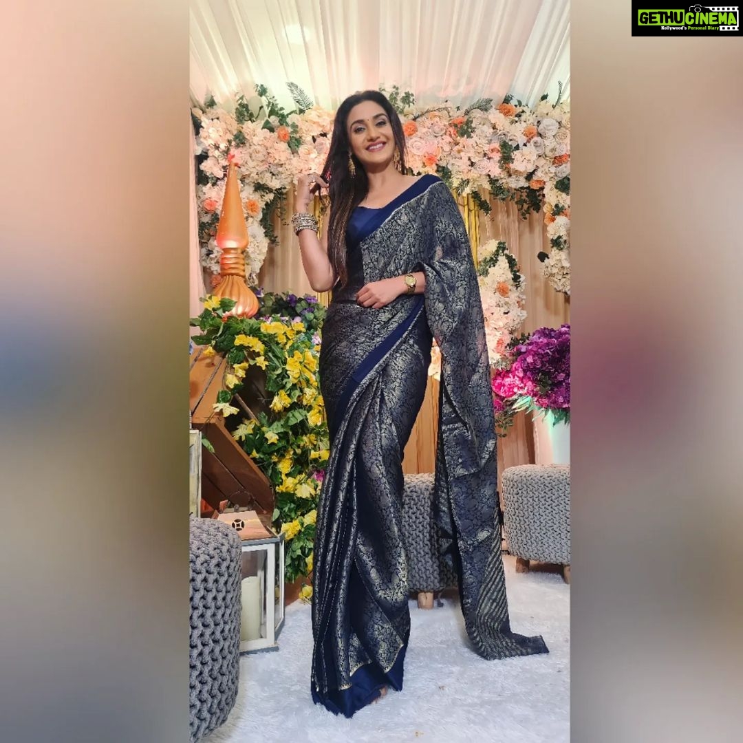 Rati Pandey Instagram - Six yards of pure grace presented with a smile😊 . . #sareelove #ratipandey #indianwedding #indianattire #simplicity #yaarkishaadi #instafasion #instapictures