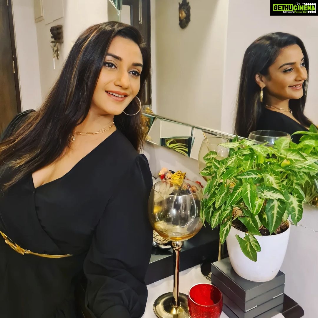 Rati Pandey Instagram - What is better than "Black"? More Black😉☻️🤷♀️😎 📸 @juhiparmar🤗 . . #black #aboutlastnight #instafashion #instagood #ratipandey #instapicture