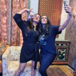 Rati Pandey Instagram – With the vivacious and the most beautiful heart…
The boss lady @gulenaghmakhan 
.
.
#aboutlastnight✨ #aashiqana #ratipandey #screening #funnight #bonding
Best wishes to @zaynibadkhan @_khushidubey_