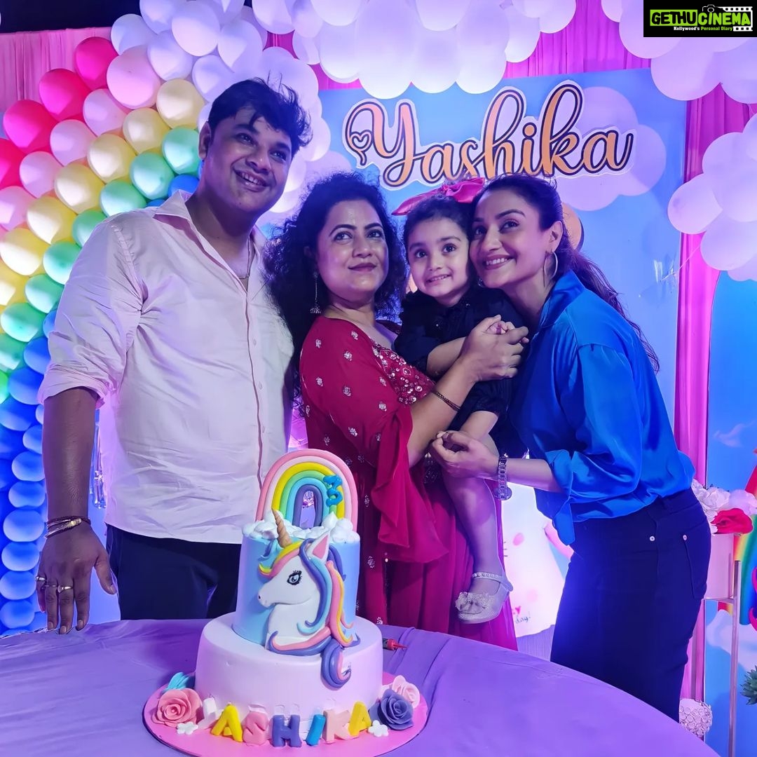 Rati Pandey Instagram - My little princess turns 3 this year...Wishing you all the happiness and love you deserve my little brattyyyy..love you❤️💖 @yashikaprincesss . . #buakibeti #yashika #ratipandey #maalovesyou #happybirthday #mysukoon #patnabeats #familytime❤️ #blueaesthetic #unconditionallove💕 #2022