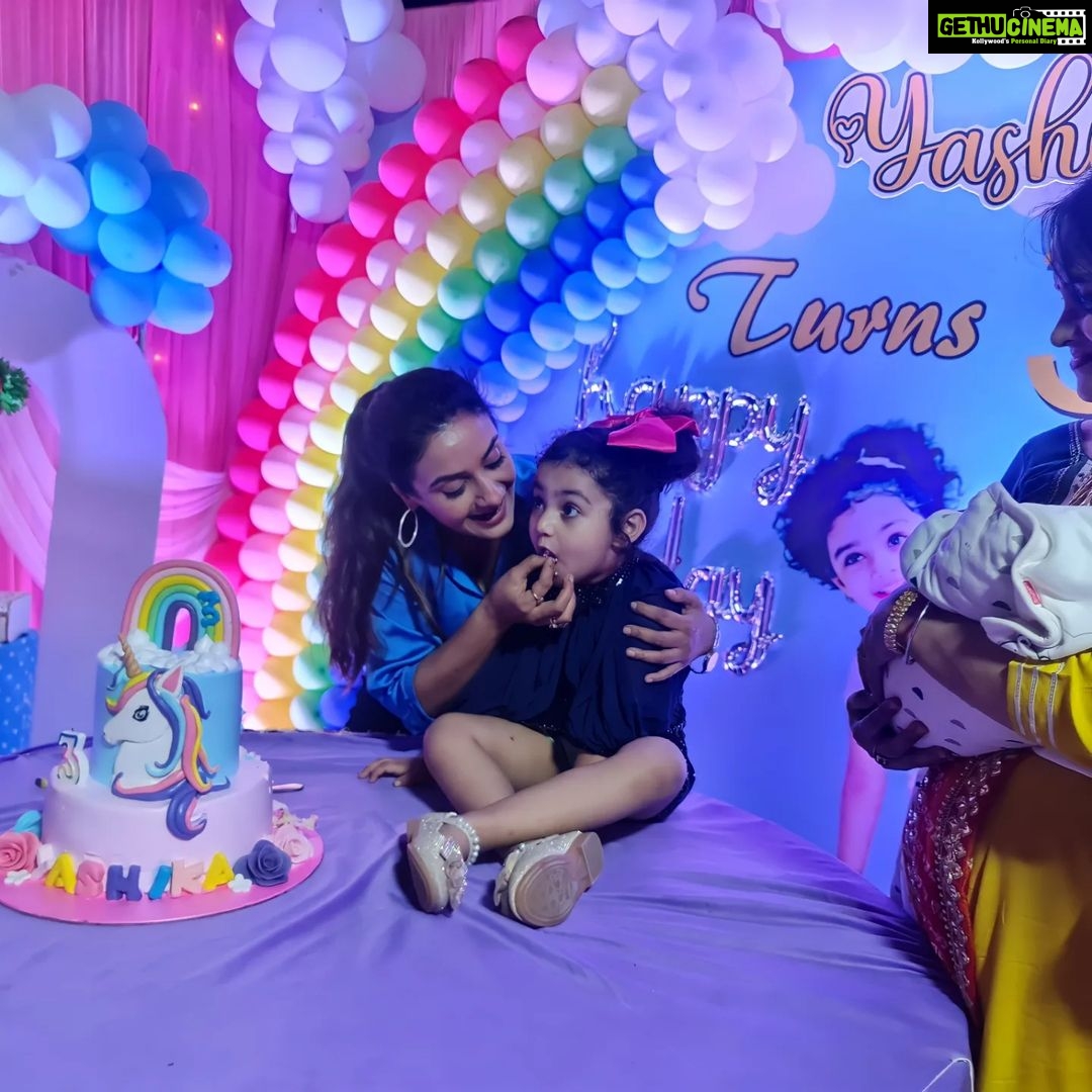 Rati Pandey Instagram - My little princess turns 3 this year...Wishing you all the happiness and love you deserve my little brattyyyy..love you❤️💖 @yashikaprincesss . . #buakibeti #yashika #ratipandey #maalovesyou #happybirthday #mysukoon #patnabeats #familytime❤️ #blueaesthetic #unconditionallove💕 #2022