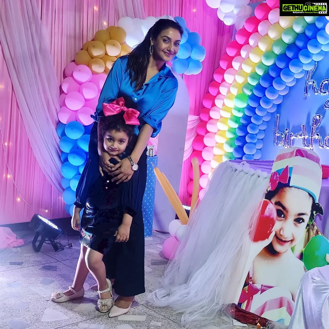 Rati Pandey Instagram - My little princess turns 3 this year...Wishing you all the happiness and love you deserve my little brattyyyy..love you❤️💖 @yashikaprincesss . . #buakibeti #yashika #ratipandey #maalovesyou #happybirthday #mysukoon #patnabeats #familytime❤️ #blueaesthetic #unconditionallove💕 #2022
