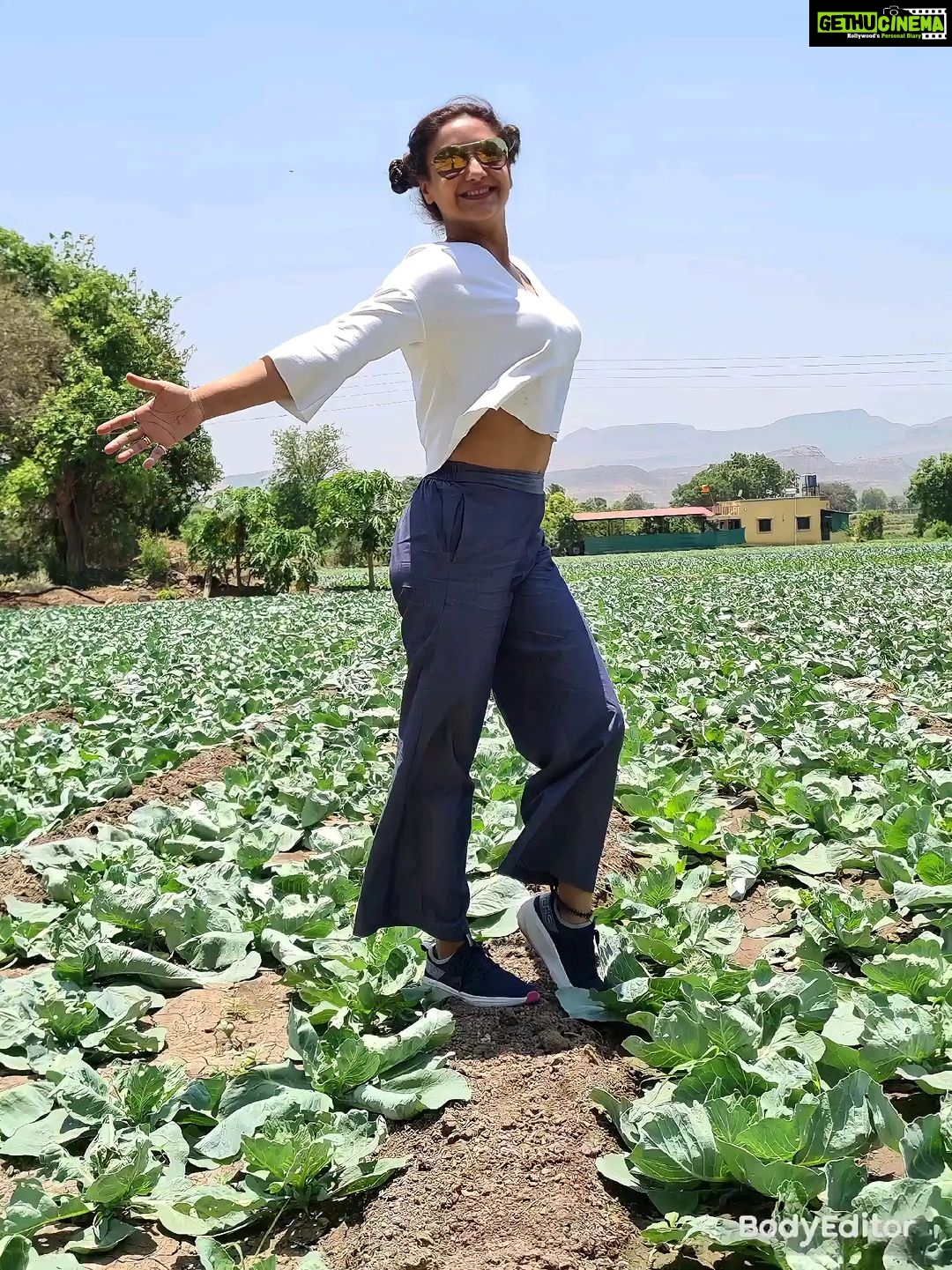 Rati Pandey Instagram - Main aur meri aawargiiiii aksar yahi batein karti hain!!!!!😉 . . #amidstnature #ratipandey #aawaradil #roadtrip #villagelife #ruralindia #mainapnifavouritehoon #réel #insta #reelkarofeelkaro♥️