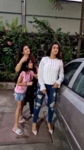 Rati Pandey Instagram - Mera bachhhpannn aur meri saheli ke bachheeeee aksar yahi baatein karte hain!🤭🤫😉 @juhiparmar @samairratales . . #friendshipgoals #funtime #reelsviral #ratipandey #funnyvideos #familygettogether #reelskarofeelkaro