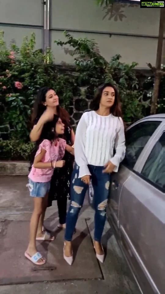 Rati Pandey Instagram - Mera bachhhpannn aur meri saheli ke bachheeeee aksar yahi baatein karte hain!🤭🤫😉 @juhiparmar @samairratales . . #friendshipgoals #funtime #reelsviral #ratipandey #funnyvideos #familygettogether #reelskarofeelkaro