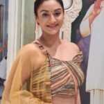 Rati Pandey Instagram - Ye meri chaand baaliyan❤ . . #indianwedding #indianattire #ratipandey #reelsindia #instamood #chaandbaaliyan #instadaily . . 🧣 @tiara_gal @Akansha.27 👗@Seasonsmumbai 📿@indianjewellery999