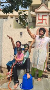 Rati Pandey Instagram - Ye rahi humari holi..Wishing you all a very happy holi🤗😊 . . ##holi2022 #pandeyfamily #patna #patnaites #holifun #ratipandey #reelsinstagram #reelsvideo