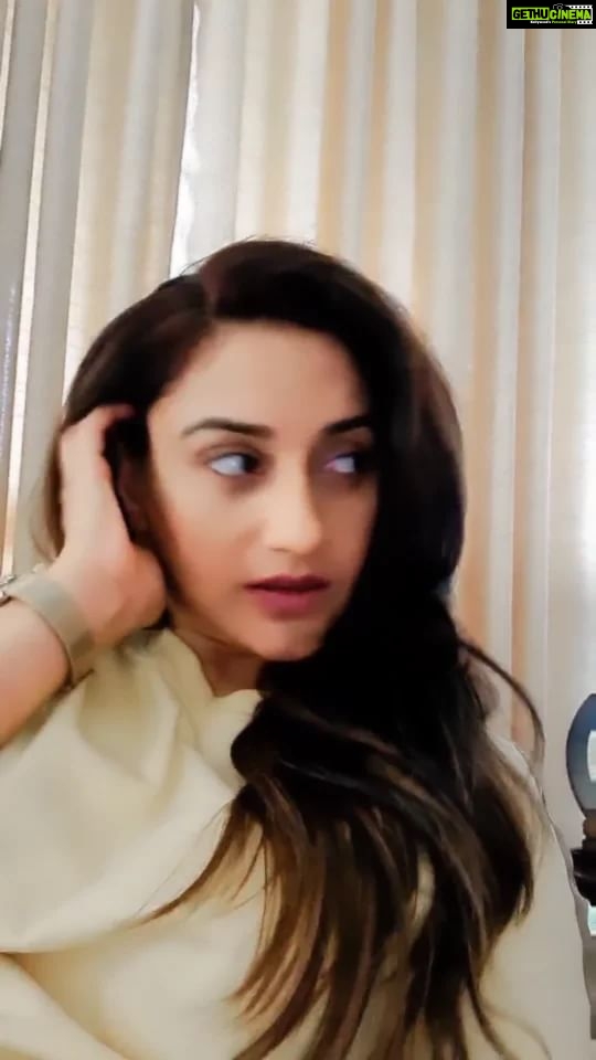 Rati Pandey Instagram - Who does that?😁🙈🤦♀️ . . #funnyreels #callme # ratipandey #instagram #explore