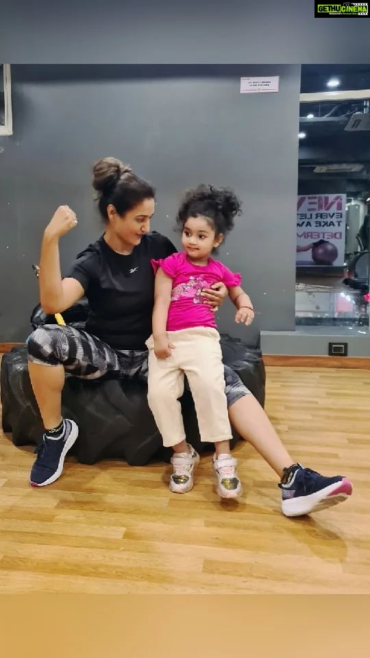 Rati Pandey Instagram - Look who escorted me to the gym! My fitness freak girl 😊😉 . . #firstvisit #yashika #fitnessmotivation #fitnessgoals #patnadiaries #ratipandey #love #yoursmilematters