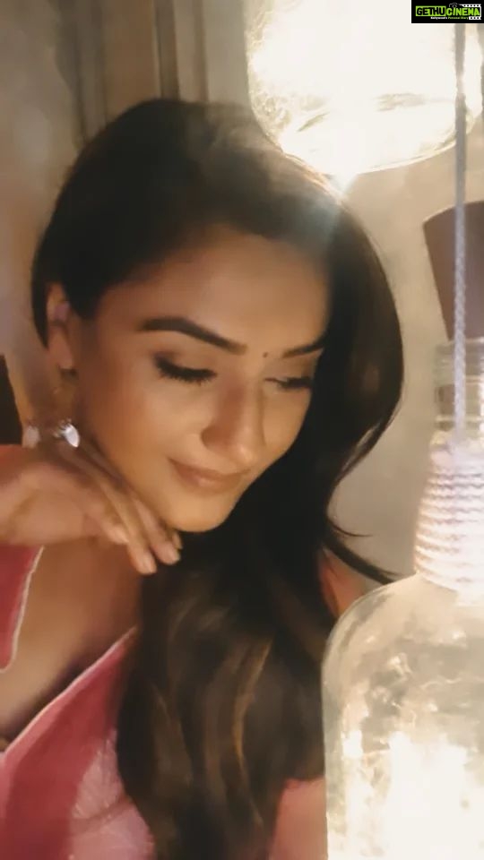 Rati Pandey Instagram - Lemme flow with the 🎶 🎵 💃 . . #réel #oldsongs #ratipandey #loveformusic #myvibes #myevenings #reelviral