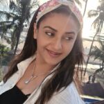 Rati Pandey Instagram - Grooving with this song 🎵 😍 . . #besabar #réel #ratipandey #gehraiyaan #goadiaries🌴🌊❤️ #grooving #withwaves