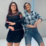 Rati Pandey Instagram - When we bump into each other, this is the kind of fun that happens! Friends like these make every moment fun....hope you too are smiling while watching us have fun! And yes Girls can have all the fun 😝 . . #bestie #girls #crazy #fun #reels #reelit #reelitfeelit #reelsinstagram #ReelsPeTV #IndianTVFiesta #DailySoap #IndianTelevision #TVSerials #IndianTVSerial #bts #reels #reelitfeelit #reelinstagram