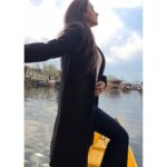 Rati Pandey Instagram - Fizaon mein rang sa hai Something coming up😍❤️❤️❤️ . . . . #kashmir #shikara #mesmerisngview #ratipandeyreels #ratipandey #instareels #reelkarofeelkaro