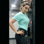 Rati Pandey Instagram - Suck in your tummy, Hold your breath, Pull that booty out, Stretch your hands...An ideal work out pose for you😉 . . #workoutmotivation #consistency #fitnessgoals #lockroomaffair #ratipandey