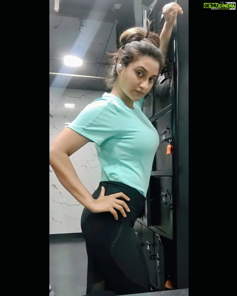 Rati Pandey Instagram - Suck in your tummy, Hold your breath, Pull that booty out, Stretch your hands...An ideal work out pose for you😉 . . #workoutmotivation #consistency #fitnessgoals #lockroomaffair #ratipandey