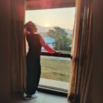 Rati Pandey Instagram – A little hello and lot’s of love to start your day off bright..🙂
.
.
#sunrise #merrychristmas #wintervibes #solace #sunriseoftheday #brightday #RatiPandey
