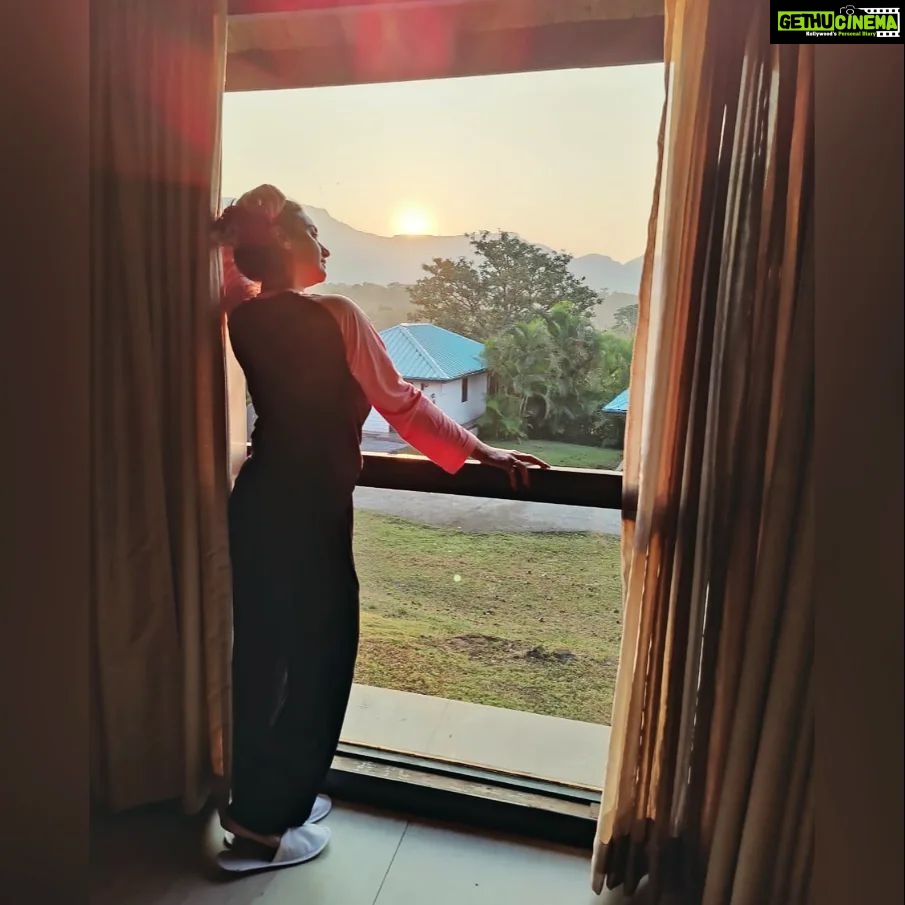 Rati Pandey Instagram - A little hello and lot's of love to start your day off bright..🙂 . . #sunrise #merrychristmas #wintervibes #solace #sunriseoftheday #brightday #RatiPandey