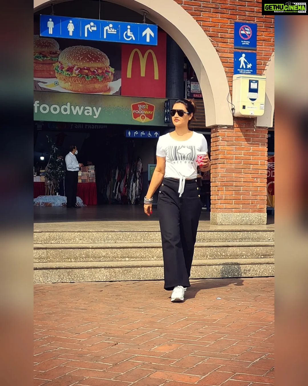 Rati Pandey Instagram - On the Road! enroute..???🤔 . . #wanderlust #roadtrip #keepguessing #freesoul .....#RatiPandey