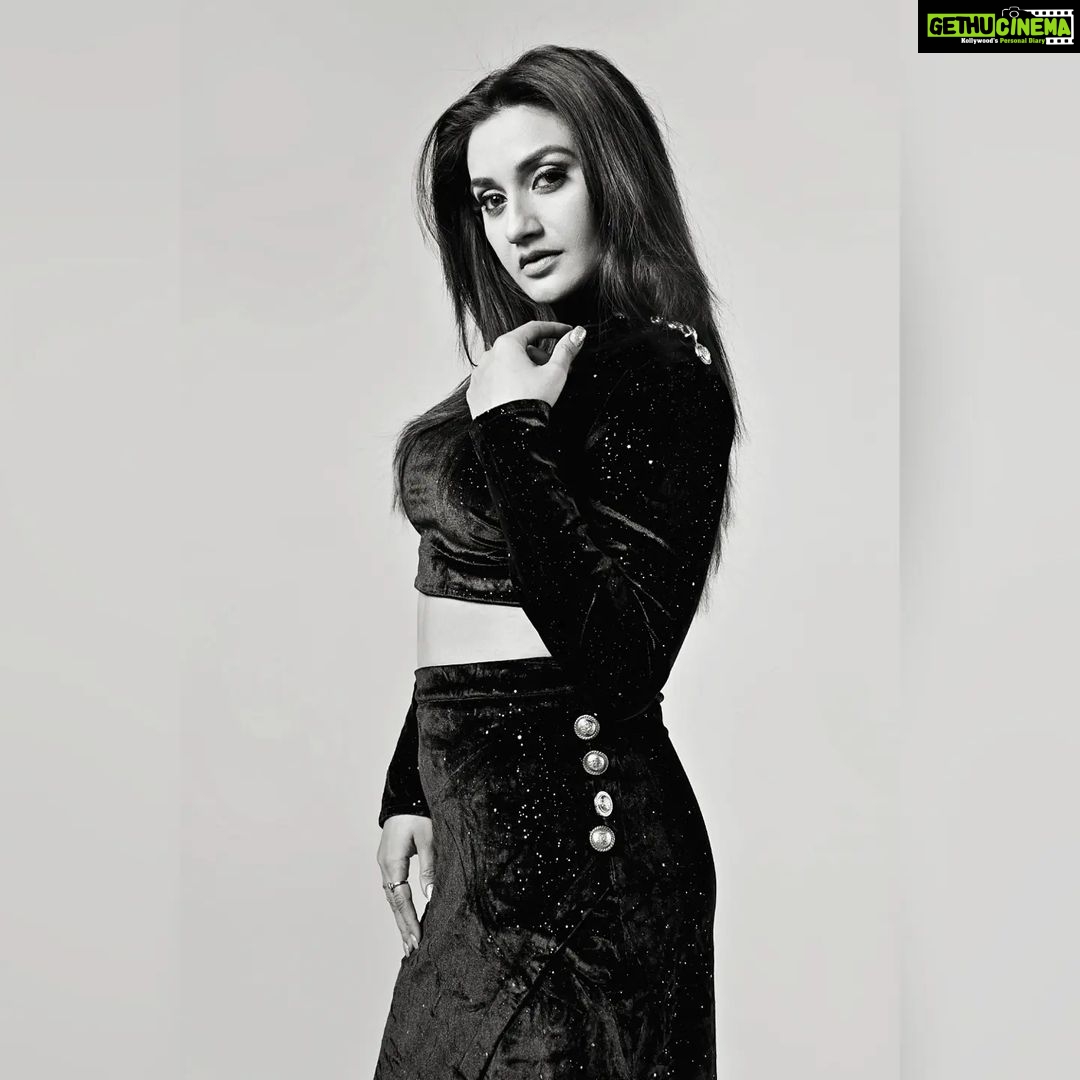 Rati Pandey Instagram - There is a taste of freedom in her sins🖤🤍 . . #blackandwhitephotography #instafollow #ınstapıcture #strength #power #blackandwhitechallenge 📸 @ashish_ojha_photography 👗 @lushh.and.blushh 🧣 @akansha.27 @tiara_gal 💄 @santosh.mahapure_makeup_artist 💇♀️ @jayshreethakkarhairartist